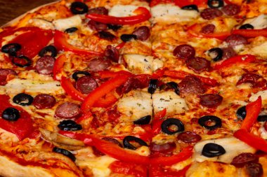 sosis ve zeytin pizza