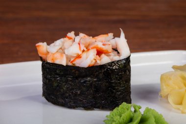 Japon Gunkan suşi karides ile