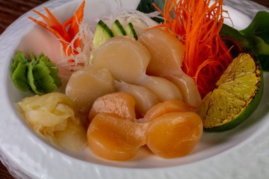 Fistolar hizmet limon ve nane ile Japon balığı