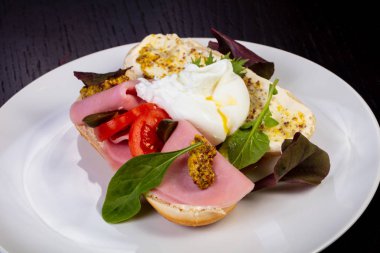 Jambon, domates ve hardal ile lezzetli bruschetta