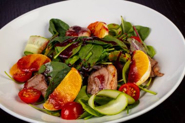 Lezzetli kızarmış ördek göğsü salatası