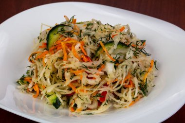 Lahana salatası salata salatalık ile