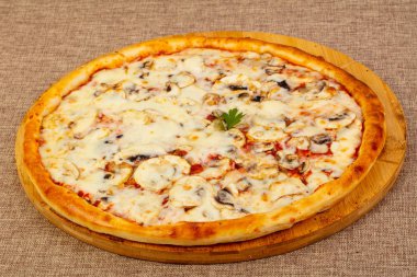 Mantarlı ve peynirli pizza.