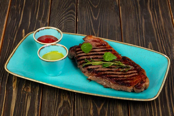 Bife Grelhado Striploin Com Alecrim — Fotografia de Stock