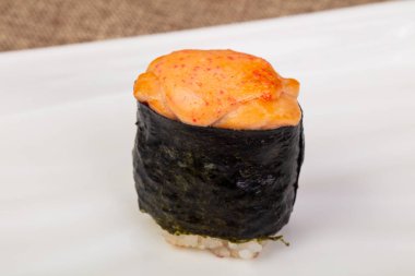 Soslu baharatlı gunkan suşisi.