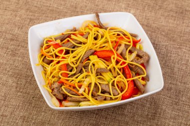 Wook şehriye withbeef, sebze ve baharatlar