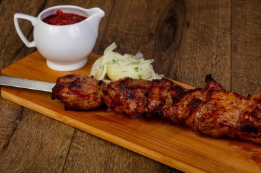 Izgara domuz şaşlık Barbekü sos ve soğan ile