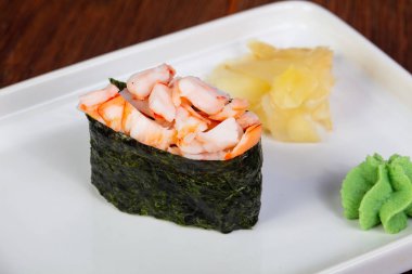 Japon Suşi gunkan karides ile