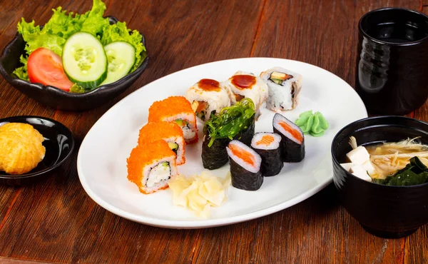 Sushi Giapponese Panino Con Insalata Zuppa Miso — Foto Stock