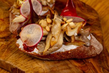 Bruschetta mantar ve kırmızımsı