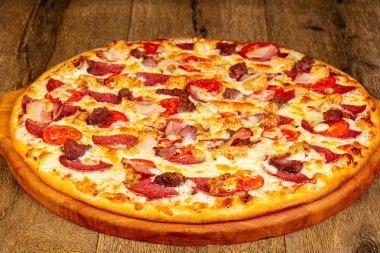 Sosis ve peynir pizza