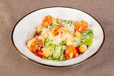 Karides ve parmesan peynirli Sezar salatası.