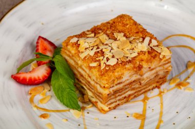 Katmanlı tatlım kek fındıklı