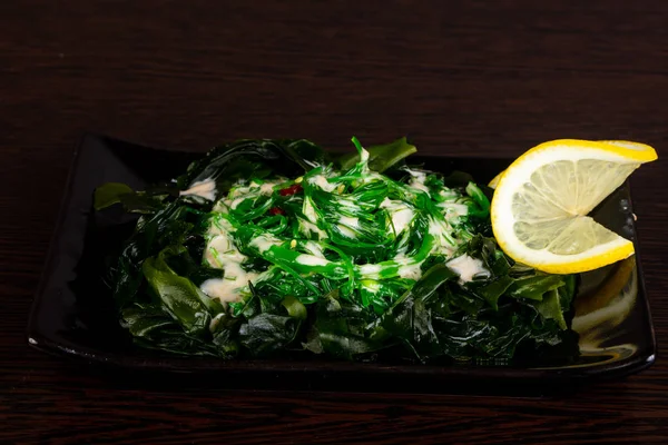 Chukka ve sesam tohumları ile salata