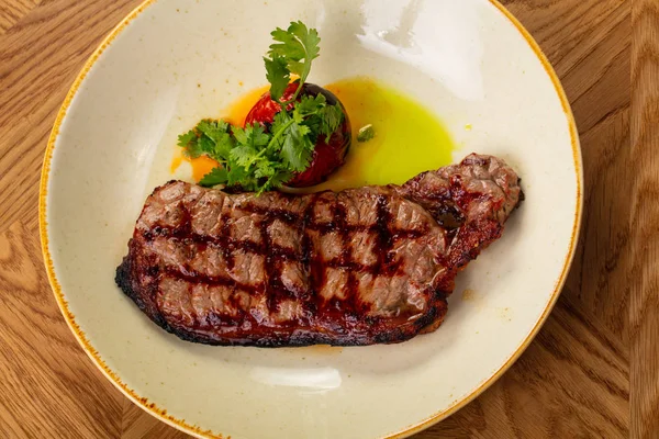 Grilovaný Hovězí Steak Rajčaty — Stock fotografie