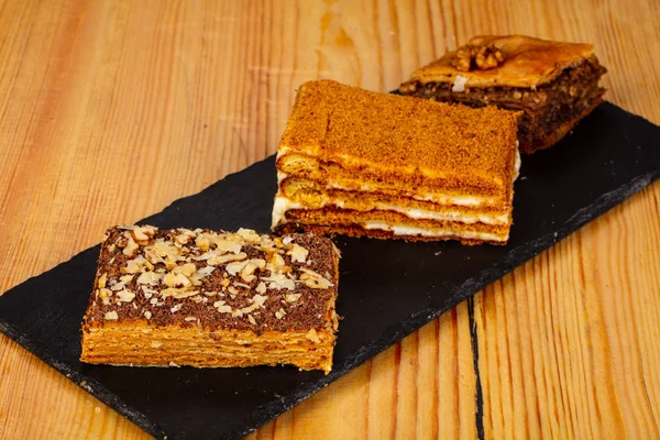 Bal ile lezzetli katmanlı kek