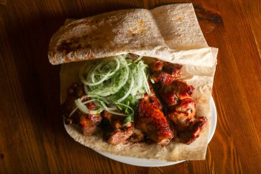 Kuzu kebap kaburga soğan hizmet