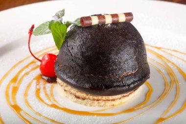 Kirazlı ve naneli çikolatalı pasta.