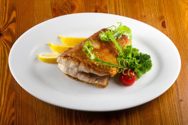 Limon ve otlar pişmiş somon servis