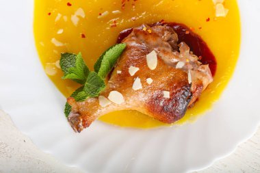 Fırında ördek bacak beyaz plaka