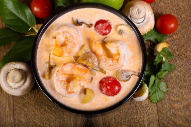 Karidesli geleneksel Tom Yam çorbası.