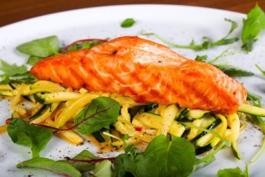 Sebze ve salatalı ızgara somon.