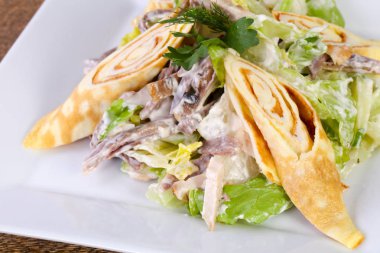 Sığır eti ve salata yaprakları ile gözleme