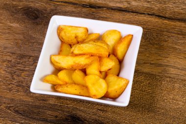 Ahşap arka plan üzerinde rustik lezzetli patates