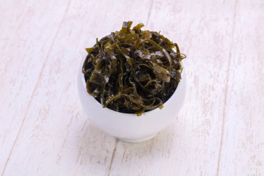 Kabın içinde turşu deniz kale