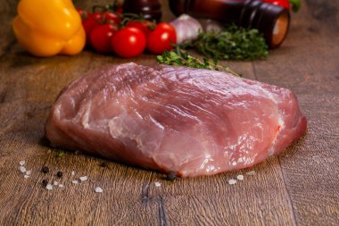 Ahşap zemin üzerinde çiğ domuz eti