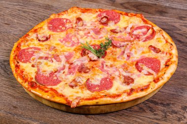 Pizza jambon peynir ve sosis 