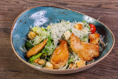 Tavuk ve parmesan peynirli sezar salatası.