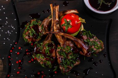 Soslu kuzu kaburga kavrulmuş