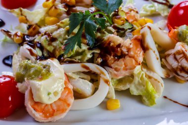 Deniz ürünleri ve avokado karides salatası