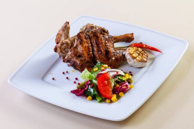 Tavuk budu ve salata karışımı.