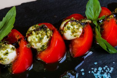 Mavi tuz ile Caprese salatası