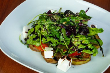 Patlıcan ve beyaz peynir salatası