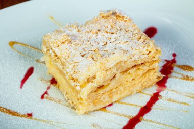 Syrope ile geleneksel Napoleon pasta