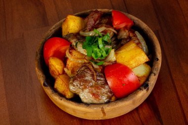 Kavrulmuş domuz eti ve sebze otlar ile