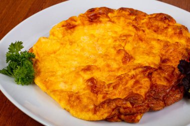 Lezzetli yumurta omlete otlar ve domates ile