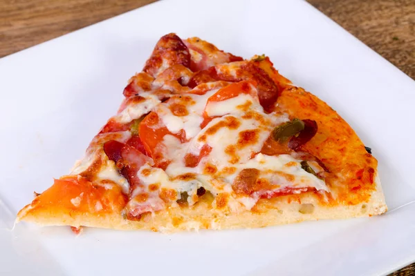 Pizza Met Worst Paprika Tomaat — Stockfoto