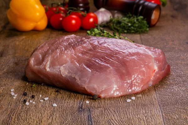 Ahşap zemin üzerinde çiğ domuz eti