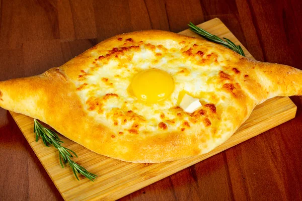 Khachapuri Tradicional Caucásico Con Huevo —  Fotos de Stock