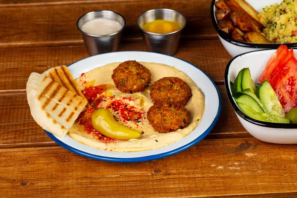 Sabroso Hummus Con Falafel Verduras —  Fotos de Stock