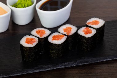 İştah açıcı suşi roll kırmızı çiğ balık ve wasabi ile