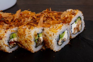 Salatalık ve somon ile lezzetli suşi rulo