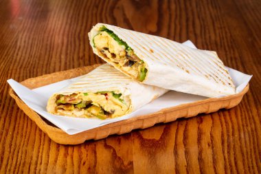 Shawarma humus ve sebze ile