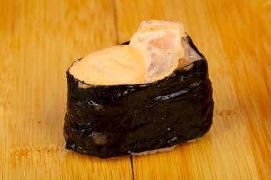 Lezzetli baharatlı tarak suşi roll