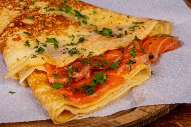 Somon ve maydanoz ile gözleme