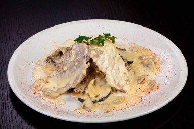 Sos ve baharat ile lezzetli Rimini madalyon